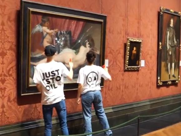 Londra: doi protestatari ecologiști au spart cu ciocanul sticla de protecție a unui tablou de Velazquez din Galeria Națională (video)