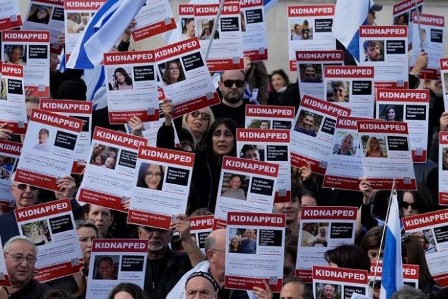Hamas susține că exista discuții pentru eliberarea a 12 ostatici în schimbul unei încetării focului de 3 zile