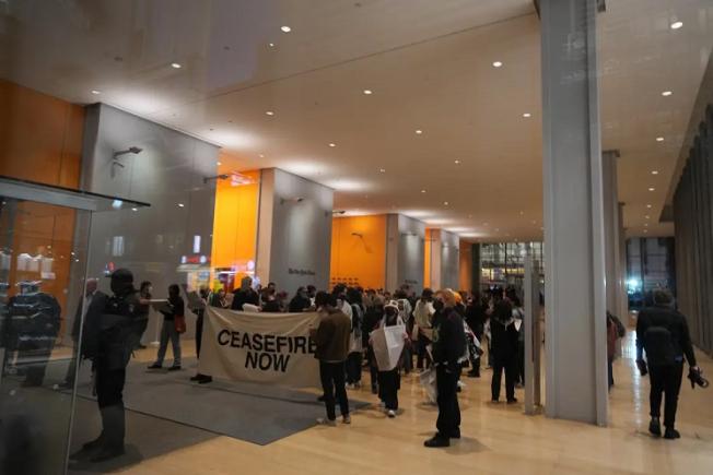 Sute de protestatari anti-Israel au ocupat holul clădirii New York Times și l-au acuzat pe Biden că sprijină „genocidul”