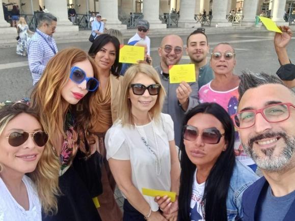 Papa Francisc a luat prânzul la Vatican cu 120 de transgenderi - bărbați care se identifică drept femei: "Îi trimit Papei un sărut mare!"