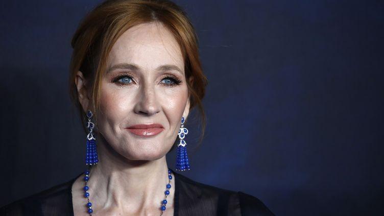 "La mulți ani de Ziua Părintelui care a dat Naștere": scriitoarea J.K.Rowling a publicat o urare ironică de ziua Mamei stârnind mânia activiștilor transgender