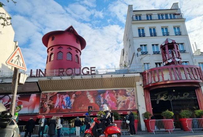 Paris: aripile morii de la Moulin Rouge s-au prăbușit 