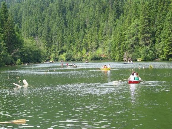 Fabuloasa Românie. Lacul Roșu - cu barca, prin pădurea de sub ape