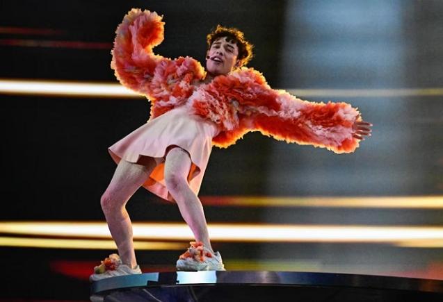 Eurovision: câștigatorul elvețian non-binar Nemo a spart trofeul la câteva minute după victoria sa: „Nu numai că am spart codul, am spart și trofeul”