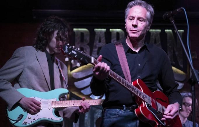 Antony Blinken a cântat "Rockin’ in the Free World" într-un bar din Kiev