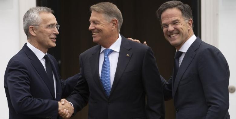 Crește presiunea asupra președintelui României, Klaus Iohannis, pentru a se retrage din cursa pentru conducerea NATO