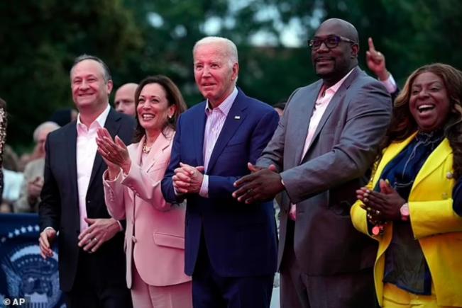 Joe Biden, ”înghețat” în timp și spațiu, în timpul unui concert la Casa Albă - video
