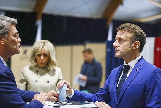 Macron vrea să păstreze puterea chiar în cazul unei înfrângeri în alegeri: face manevre pentru a sabota un eventual guvern Bardella, liderul partidului lui Marine Le Pen