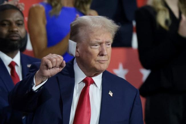 Trump ovaționat îndelung pentru prima sa apariție publică la convenția Partidului Republican (video)