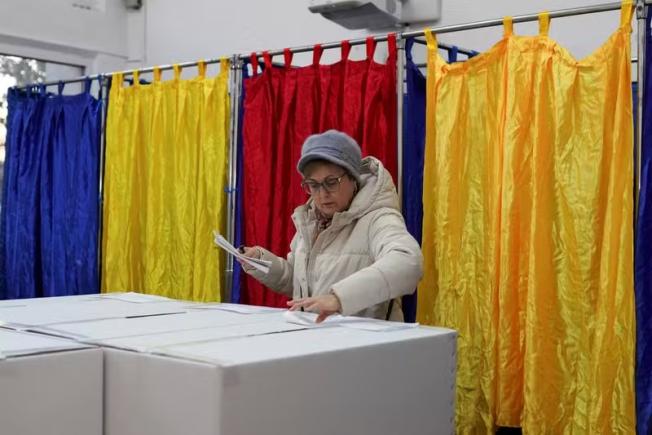 Politico despre alegerile din România: candidatul sistemului, primarul independent, un fost spion și o actriță în cursa pentru Cotroceni