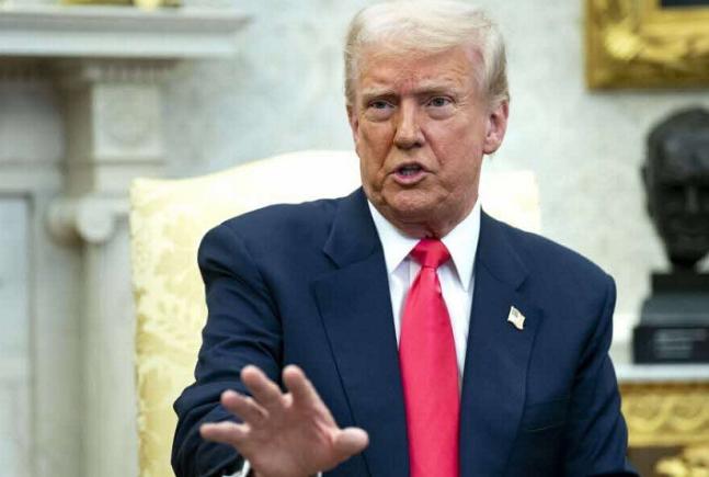 Donald Trump, „foarte supărat” pe Vladimir Putin, amenință că va impune noi taxe pe petrolul rusesc