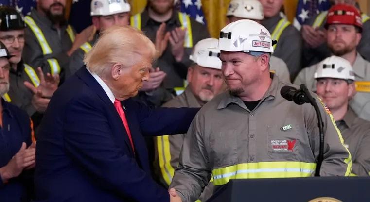 Trump promite să revitalizeze industria cărbunelui în SUA pentru a sprijini dezvoltarea tehnologică