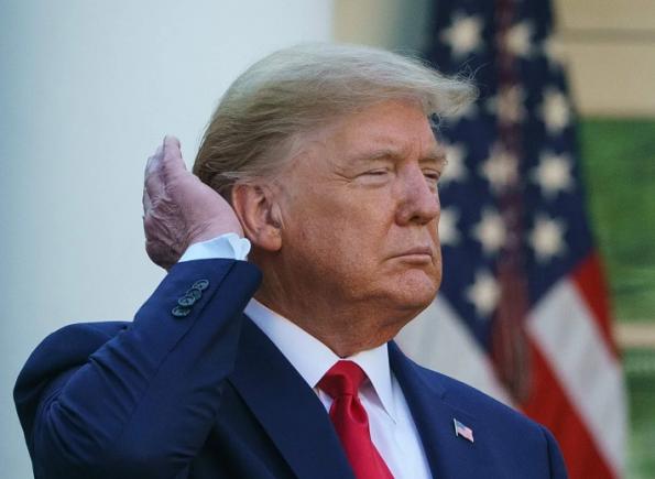 Trump semnează un ordin executiv împotriva dușurilor cu presiune scăzută: „În cazul meu, vreau un duș plăcut ca să am grijă de părul meu frumos”