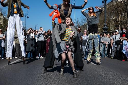 „Gri-ul este noul curcubeu”: în Ungaria, o manifestație în gri pentru susținerea drepturilor comunității LGBT+