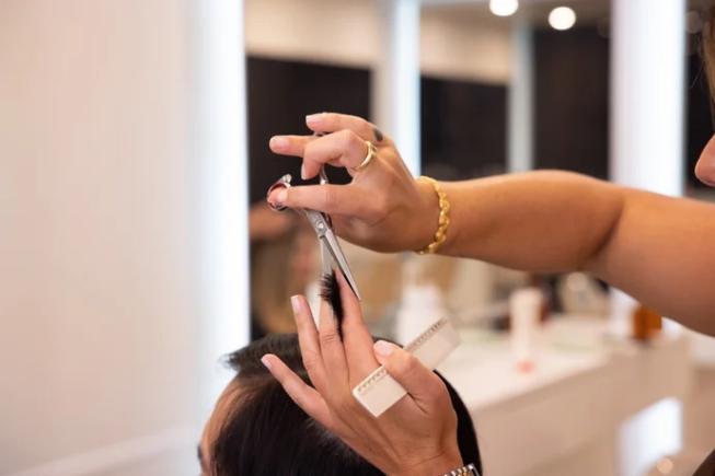 Irlanda: Frizerii și hairstyliștii vor fi instruiți să discute despre schimbările climatice cu clienții