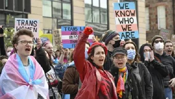 Londra: mii de persoane au protestat împotriva definiției femeii prin sexul biologic