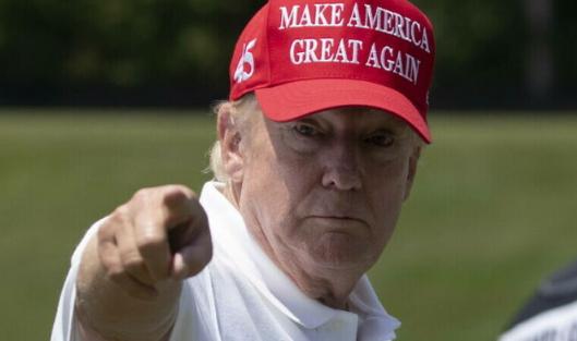 Un „ratat absolut” – Donald Trump îl atacă din nou pe șeful Rezervei Federale și agită piețele financiare