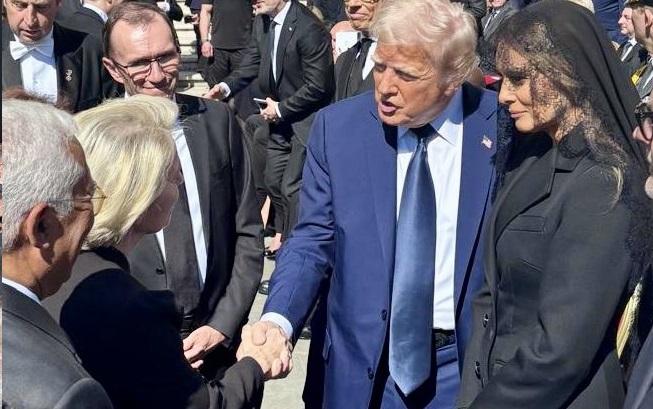 Ursula von der Leyen a reușit, în sfârșit, să obțină o strângere de mână cu Donald Trump la funeraliile de la Vatican