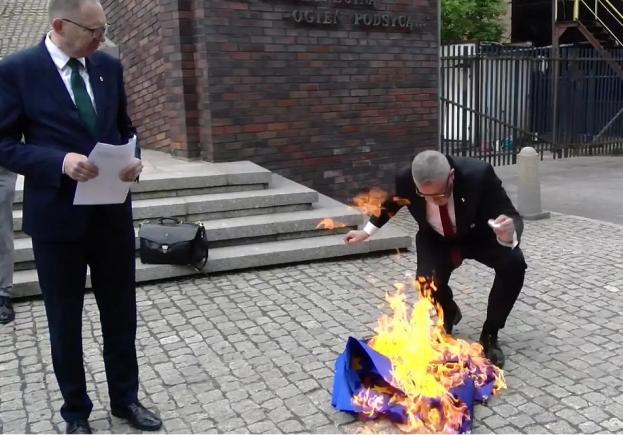 Polonia: Un candidat la prezidențiale a smuls steagul UE, s-a șters pe pantofi cu el și i-a dat foc: „Aici e Polonia, nu Bruxelles!”