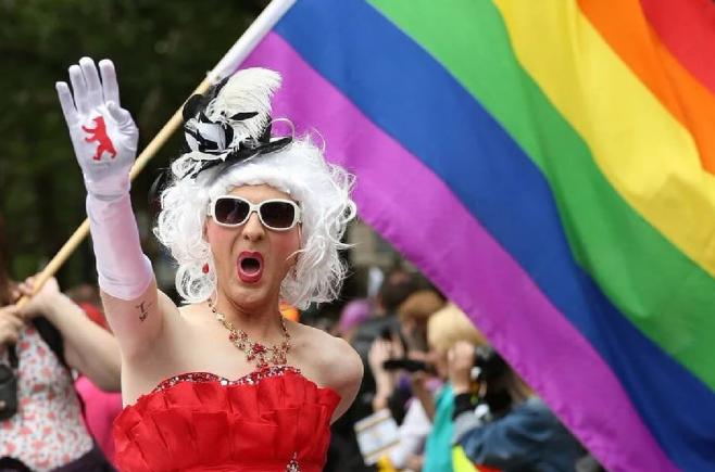 60 de eurodeputați cer Comisiei Europene să participe la Parada Pride de la Budapesta