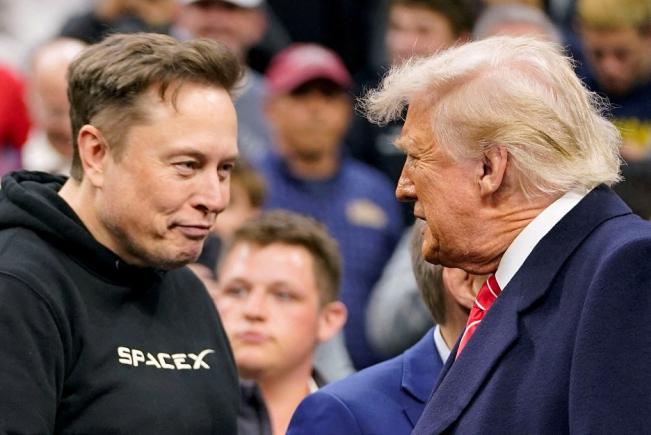 Donald Trump și Elon Musk își afișează ruptura într-un schimb spectaculos de replici 