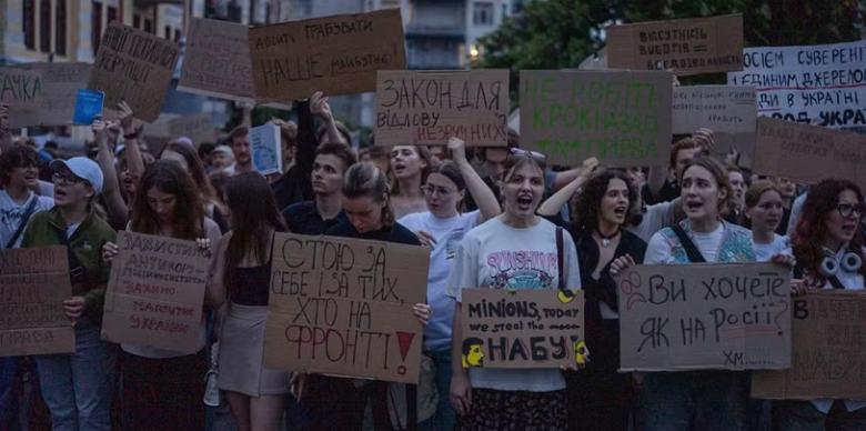 Ucraina: Primele proteste antiguvernamentale din timpul războiului îl vizează direct pe Zelensky