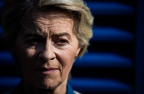 Ursula von der Leyen a devenit simbolul supunerii europene