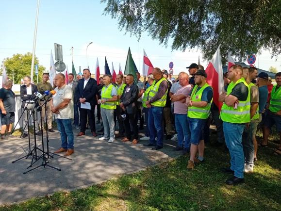 Fermierii polonezi blochează frontiera cu Ucraina în semn de protest față de importurile de cereale și de politicile agricole ale UE