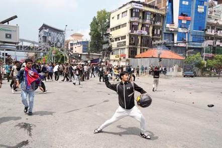 Nepal: Ministrul de Finanțe fugărit și lovit pe stradă de protestatari furioși