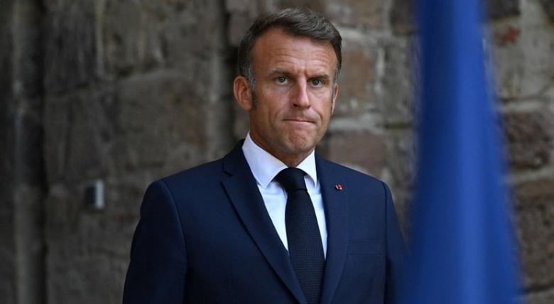 Capete de porc descoperite în fața moscheilor din Paris, unele purtând inscripția „Macron”