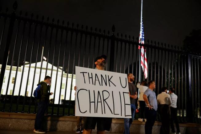 Moartea unui apărător al libertății de exprimare într-o universitate americană – simbol tragic al radicalizării unei generații