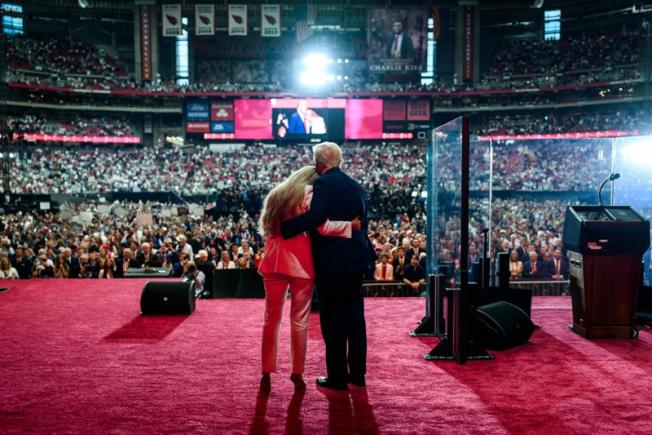 "L-ați făcut nemuritor": Trump și conservatorii americani l-au omagiat pe Charlie Kirk într-o ceremonie grandioasă la Phoenix "L-ați făcut nemuritor": Trump și conservatorii americani l-au omagiat pe Charlie Kirk într-o ceremonie grandioasă la Phoenix