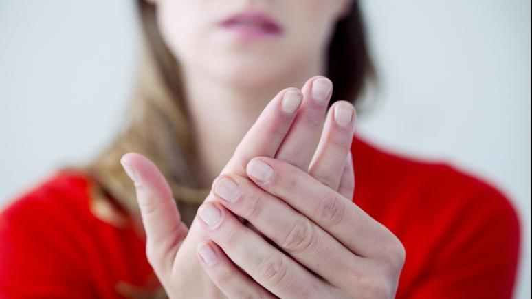 Tradiţii şi superstiţii. Sfaturi băbeşti. Ce faci ca să nu-ţi mai amorţească mâinile