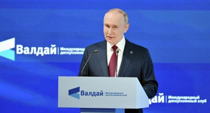Putin acuză Occidentul că manipulează cetățenii și transformă democrația într-o farsă dând exemplu România