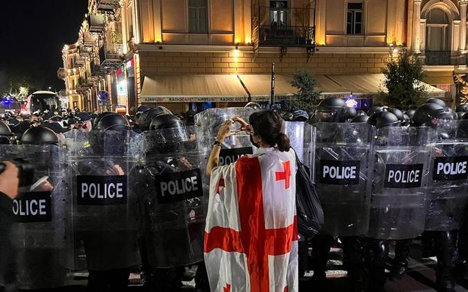 Tensiuni în Georgia: partidul de guvernământ Visul Georgian revendică victoria la alegerile locale în timp ce protestatarii cer căderea guvernului