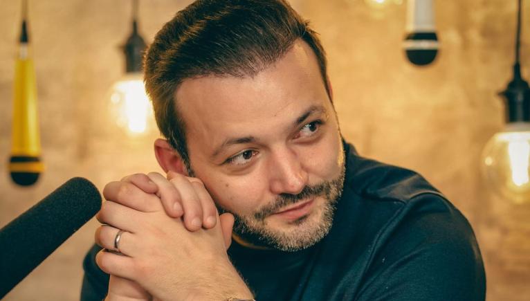 La mulți ani, Mihai Morar! Vocea diminețior vesele de la Radio ZU