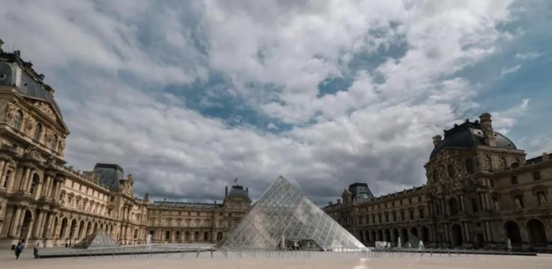 Muzeul Luvru din Paris a fost închis după un jaf, a declarat ministrul francez al culturii