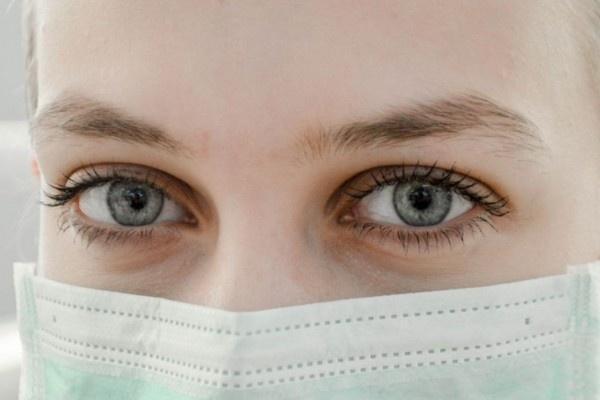 Tradiţii şi superstiţii. Sfaturi băbeşti. Ce faci ca să nu te molipseşti de boli prin atingere