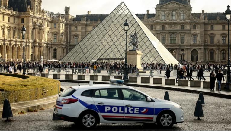 Autoritățile franceze arestează mai mulți suspecți în cazul jafului bijuteriilor coroanei de la Luvru Autoritățile franceze arestează mai mulți suspecți în cazul jafului bijuteriilor coroanei de la Luvru