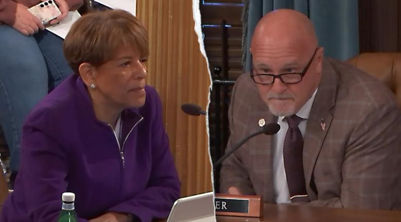 Un înalt oficial din Michigan stârnește o furtună online când i se cere să numească numărul de genuri: „Mai mult decât jenant”