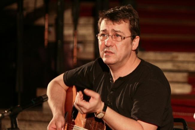 La mulți ani, Florin Chilian! Inspiratul cantautor al celor ”Zece porunci”