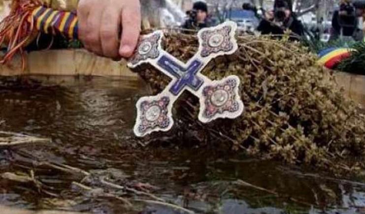 Tradiţii şi superstiţii. Cum te vindeci cu agheasma luată la Bobotează