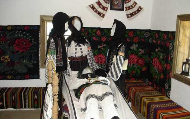 Tradiţii şi superstiţii. Practici băbeşti. Cum afli când va muri cineva din neamul tău