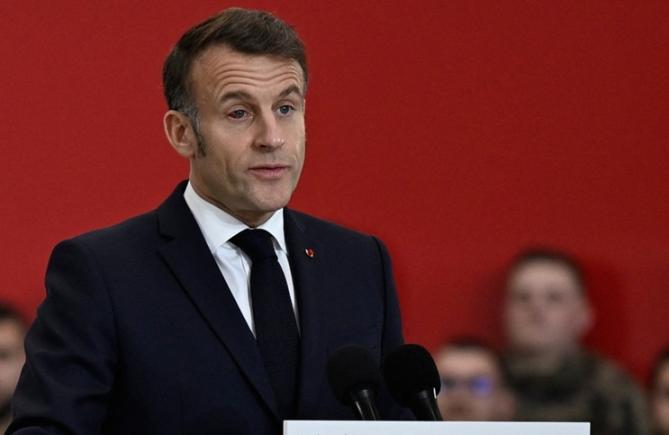 Lingușit, abandonat, linșat… Emmanuel Macron la sfârșit de domnie