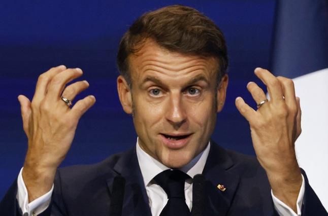 Legea Macron: după pașaportul sanitar, apare pașaportul digital pentru urmărirea indivizilor pe rețelele sociale