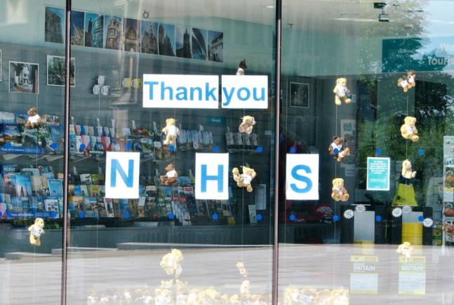 Respectați pacienții trans! Ghidul oficial al Regatului Unit recomandă evitarea utilizării termenilor „domnule” și „doamnă”