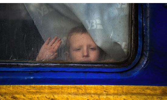 Ucraina a adoptat legea pentru evacuarea forțată a copiilor din zonele de război chiar și fără acordul părinților 