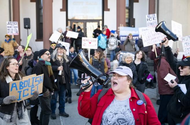 De ce sunt tinerele progresiste albe atât de furioase?
