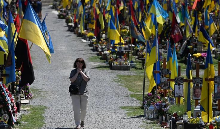 CNN: Ucraina devine o națiune de văduve și orfani