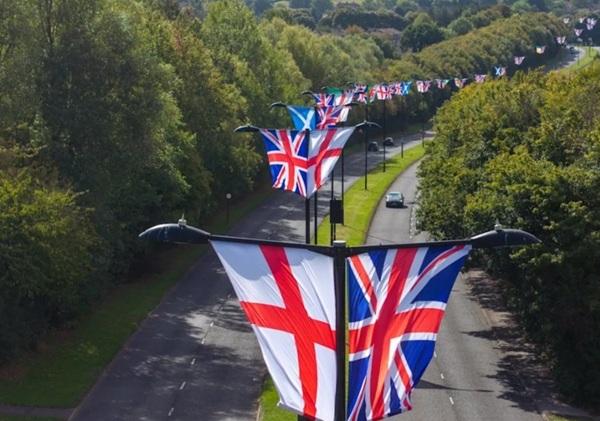 Marea Britanie: Drapelul național, catalogat drept „instrument al urii” în noua strategie guvernamentală